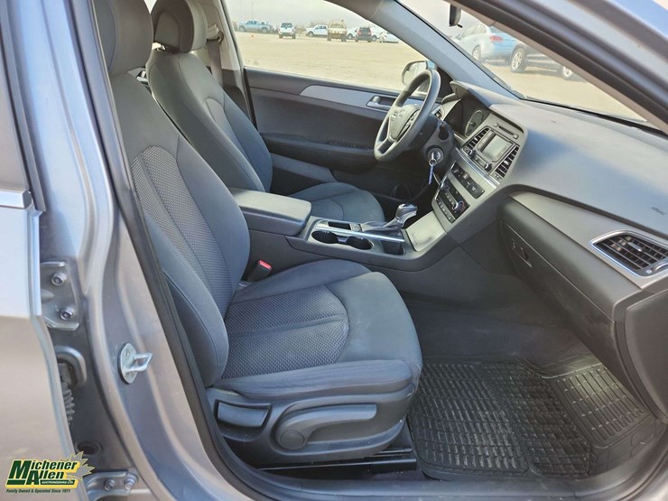 2017-hyundai-sonata-4dr-sedan-image-18