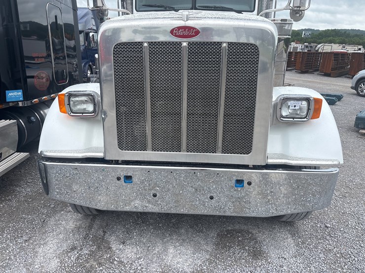 2013-peterbilt-367-image-16