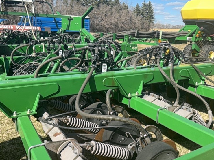 2000-john-deere-1910-image-66