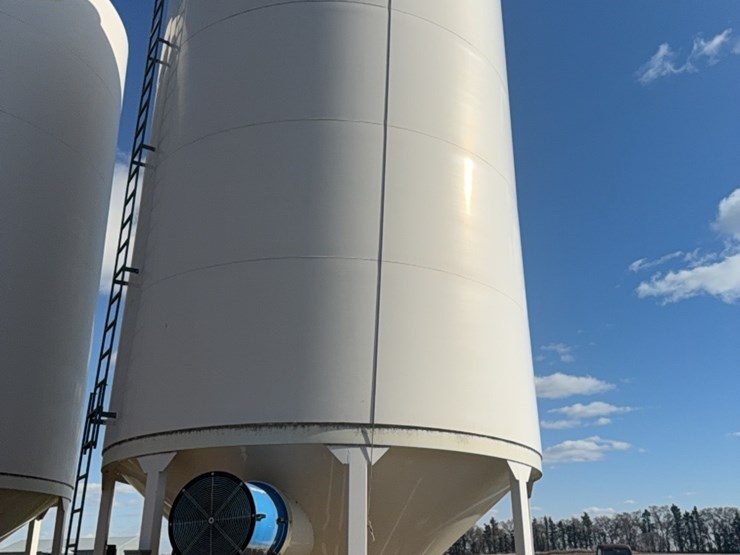 meridian-5000-bushel-hopper-bin-with-fan,-this-bin-is-designed-for-fertilizer,-however-it-has-never-had-fertilizer-in-it.-grain-only.-excellent-shape.-image-3