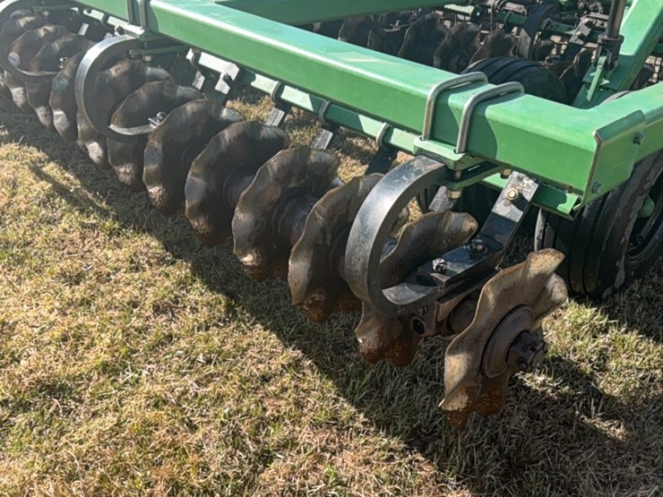 summers-40’-supercoulter-plus-vertical-tillage,-equipped-with-summer’s-heavy-duty-3-bar-harrows-and-rolling-baskets-image-8