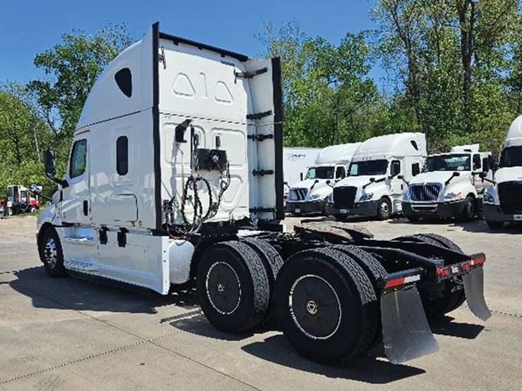 2020-freightliner-cascadia-126-image-2