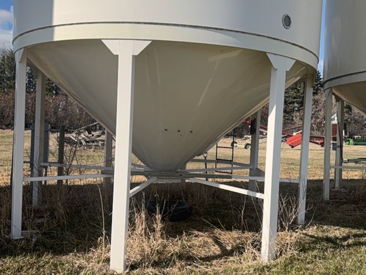 meridian-5000-bushel-hopper-bin-with-fan,-this-bin-is-designed-for-fertalizer,-however-it-has-never-had-fertilizer-in-it.-grain-only.-excellent-condition-image-5