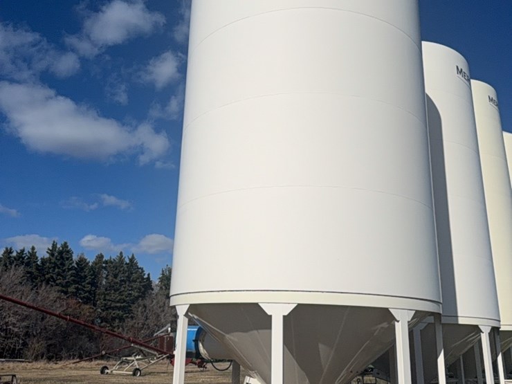 meridian-5000-bushel-hopper-bin-with-fan,-this-bin-is-designed-for-fertilizer,-however-it-has-never-had-fertilizer-in-it.-grain-only.-excellent-shape.-image-5