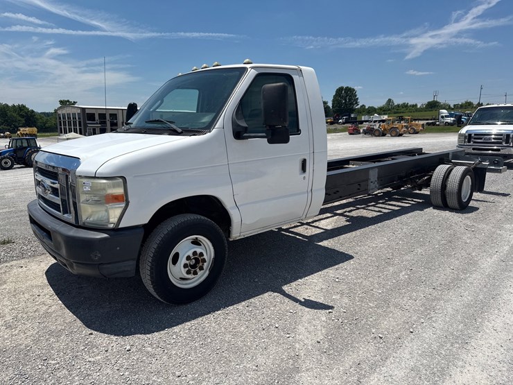 2011-ford-e450-image-1