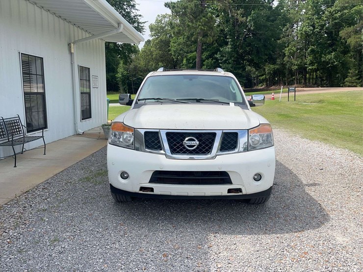 2011-nissan-armada-image-3