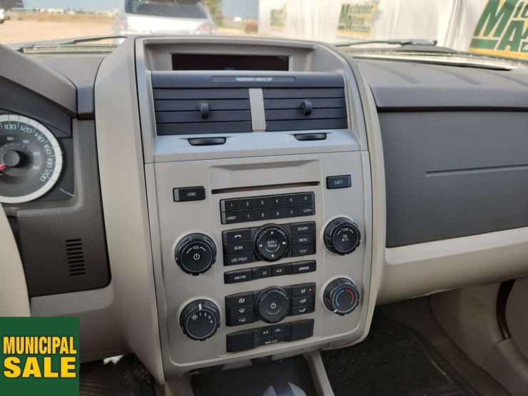 2011-ford-escape-image-39