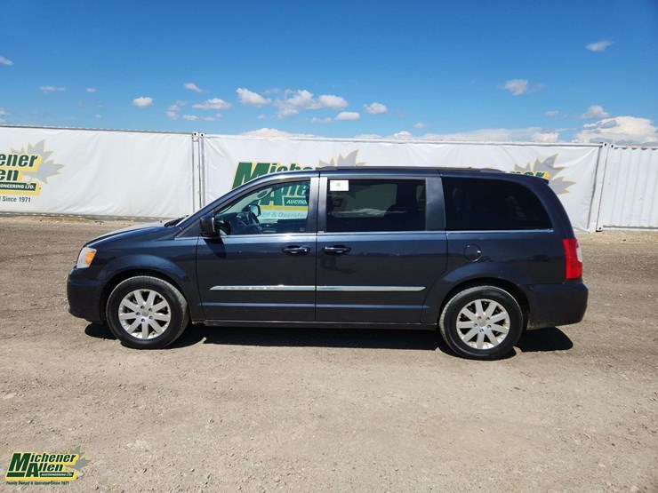 2014-chrysler-town-&-country-image-6