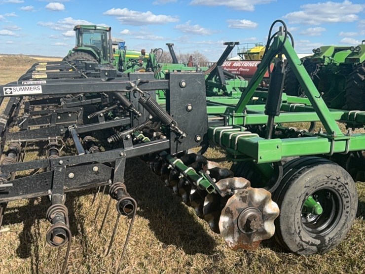 summers-40’-supercoulter-plus-vertical-tillage,-equipped-with-summer’s-heavy-duty-3-bar-harrows-and-rolling-baskets-image-42