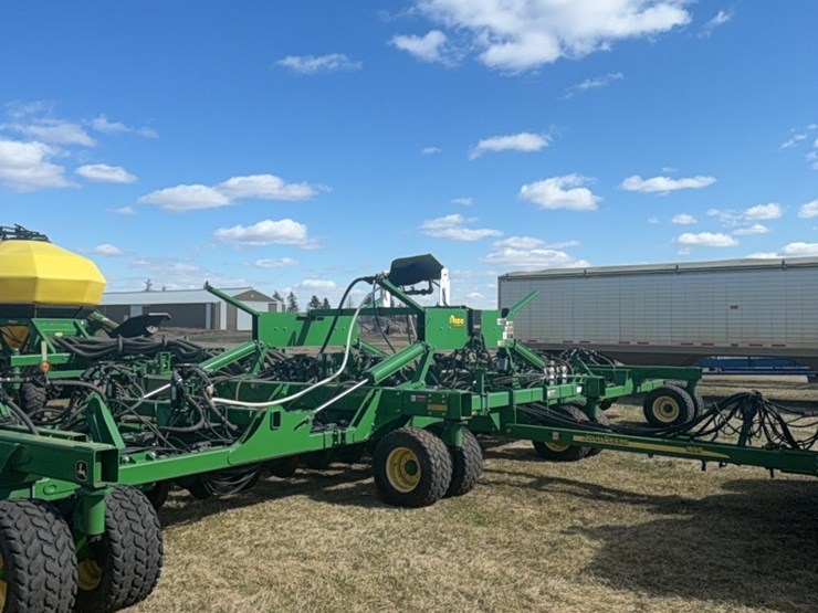 2000-john-deere-1910-image-1