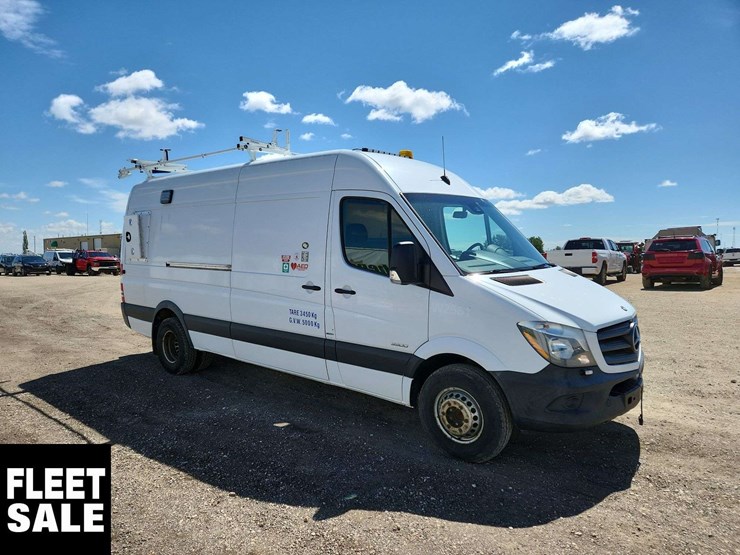 2015-mercedes-benz-sprinter-3500-image-2
