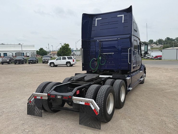 2022-volvo-vnl860-image-2