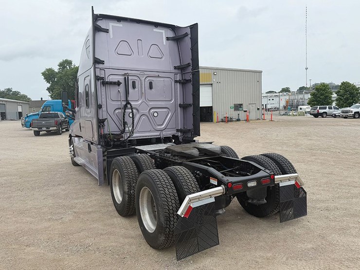 2023-freightliner-cascadia-126-image-2
