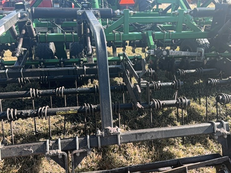 summers-40’-supercoulter-plus-vertical-tillage,-equipped-with-summer’s-heavy-duty-3-bar-harrows-and-rolling-baskets-image-29