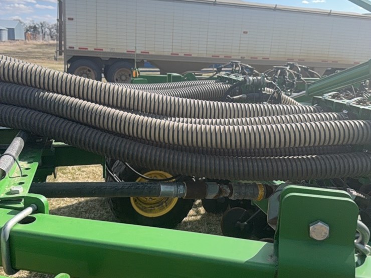 2000-john-deere-1910-image-46
