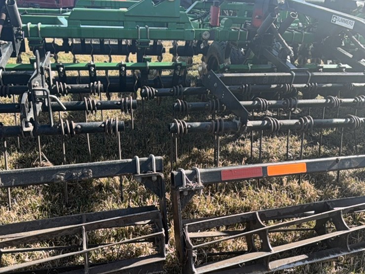 summers-40’-supercoulter-plus-vertical-tillage,-equipped-with-summer’s-heavy-duty-3-bar-harrows-and-rolling-baskets-image-27