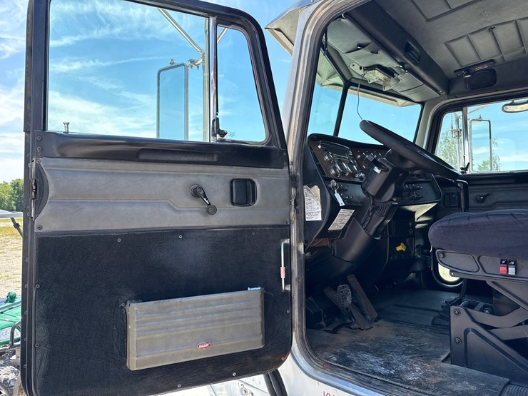 2004-peterbilt-357-image-17