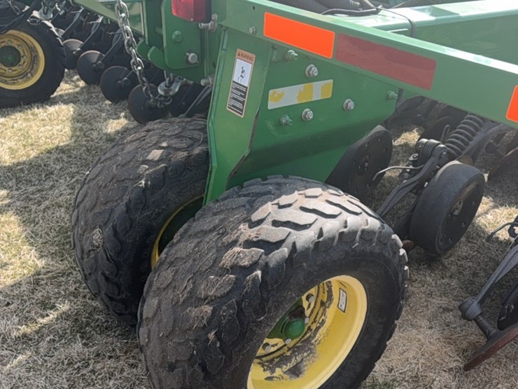 2000-john-deere-1910-image-40