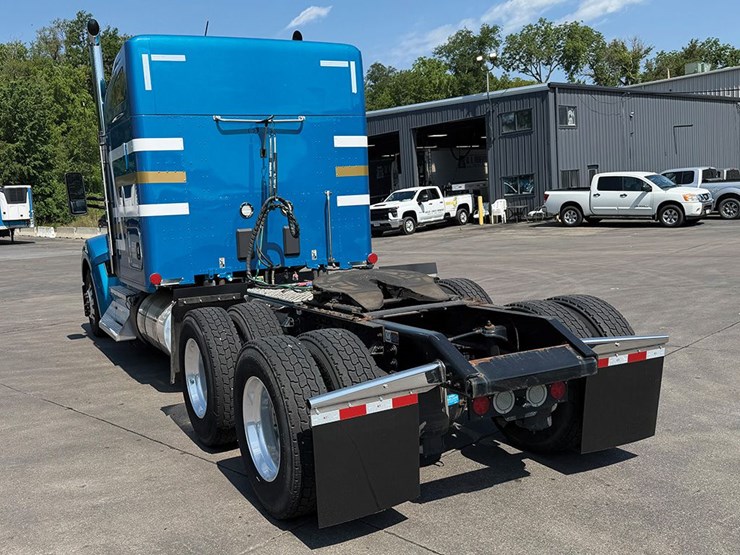 2022-kenworth-w990-image-2
