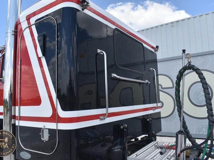 2005-peterbilt-378-image-31