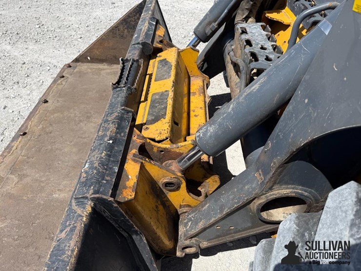 2017-deere-330g-image-11
