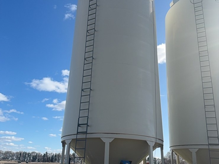 meridian-6000-bushel-hopper-bin-with-fan,-used-for-grain-only,-excellent-shape-image-3