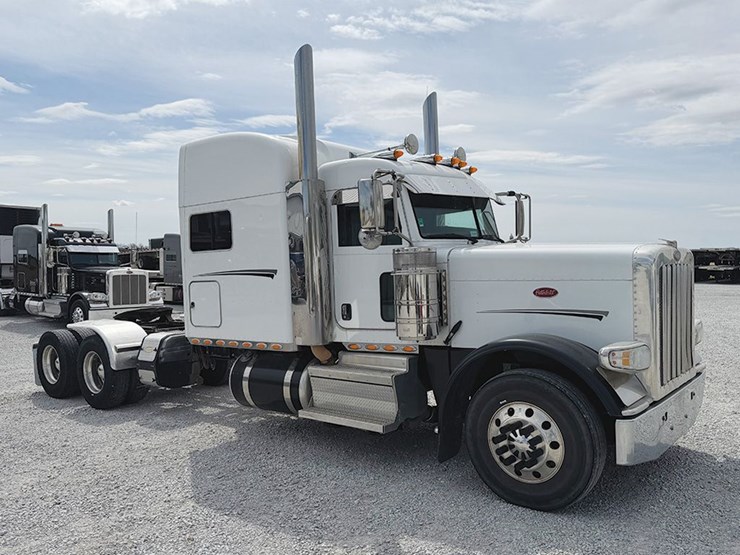 2018-peterbilt-389-image-1