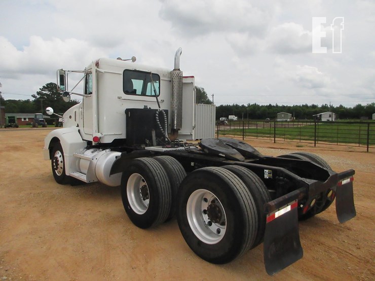 2001-peterbilt-385-image-3