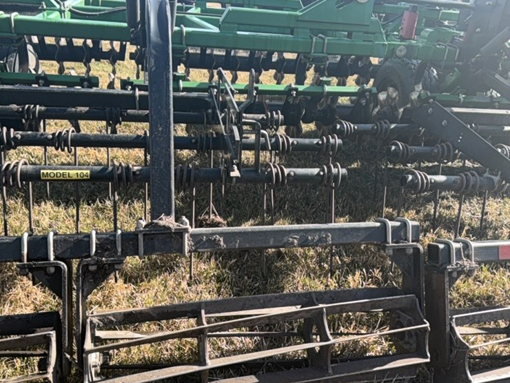 summers-40’-supercoulter-plus-vertical-tillage,-equipped-with-summer’s-heavy-duty-3-bar-harrows-and-rolling-baskets-image-26