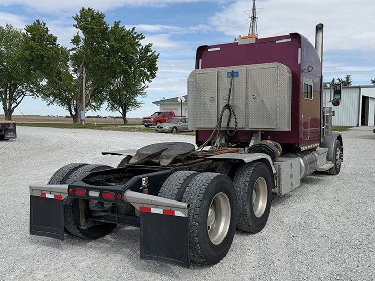 2021-peterbilt-389-image-3