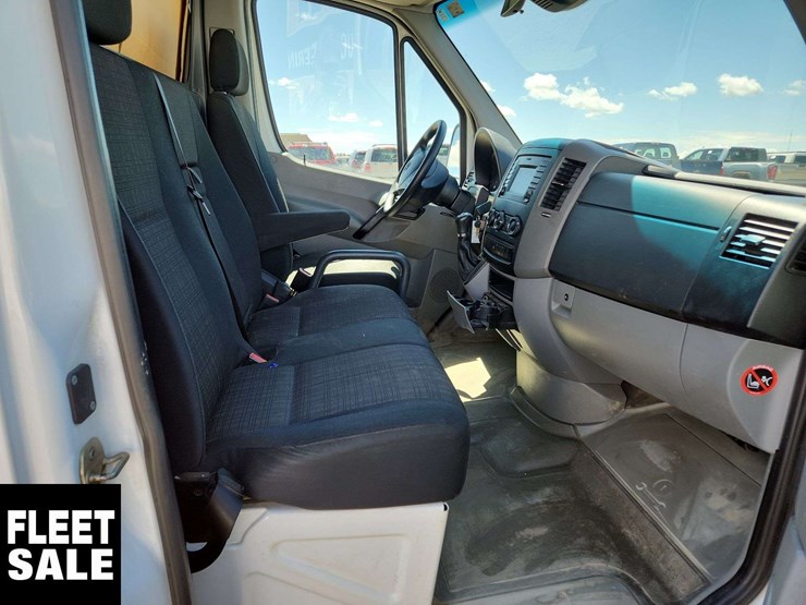 2015-mercedes-benz-sprinter-3500-image-17