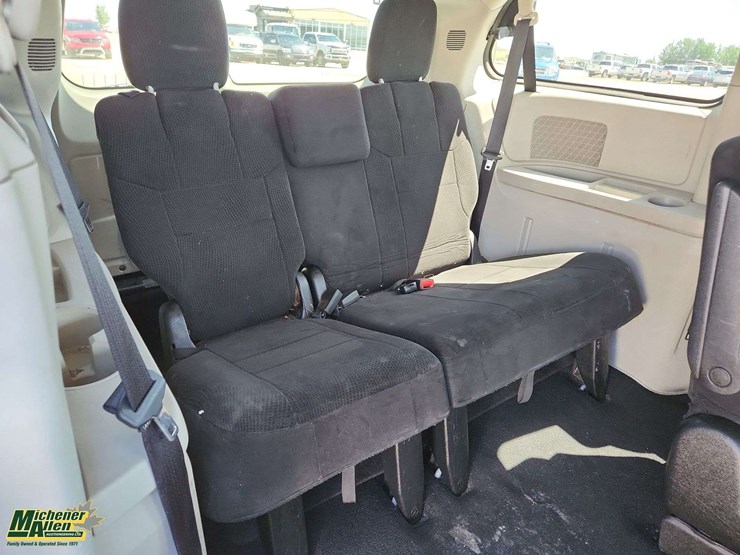 2014-chrysler-town-&-country-image-17
