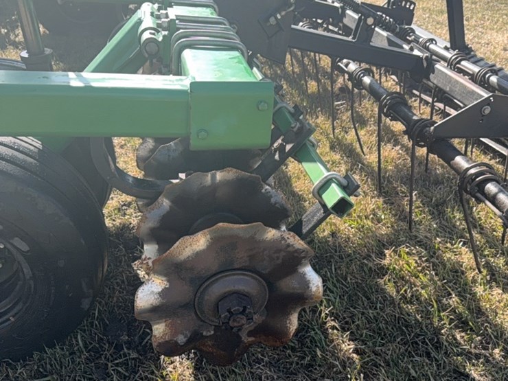 summers-40’-supercoulter-plus-vertical-tillage,-equipped-with-summer’s-heavy-duty-3-bar-harrows-and-rolling-baskets-image-16