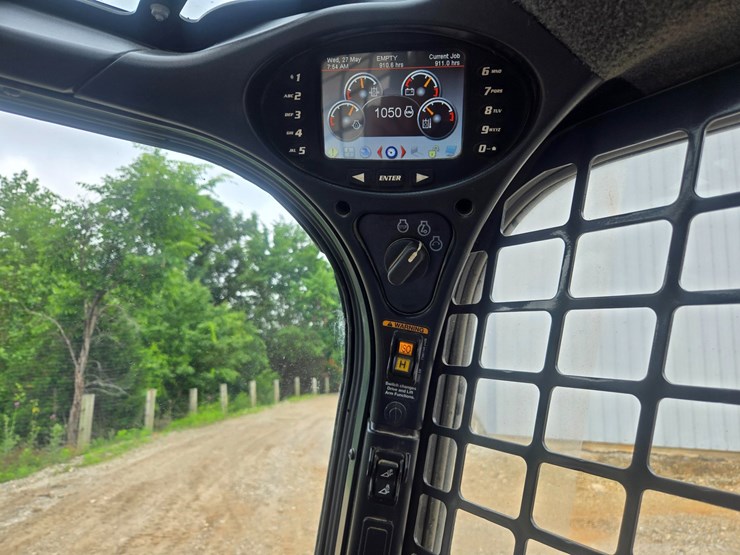 2023-bobcat-t770-image-33