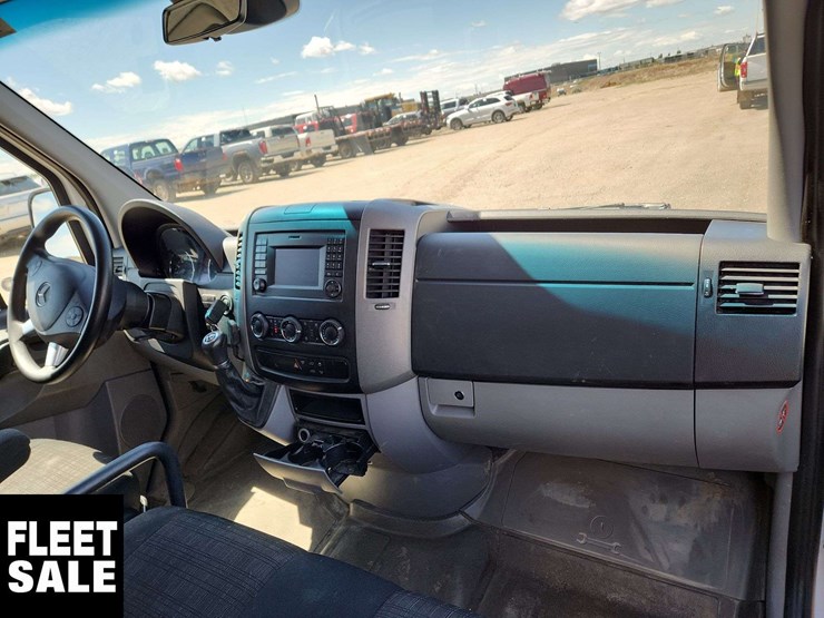 2015-mercedes-benz-sprinter-3500-image-18