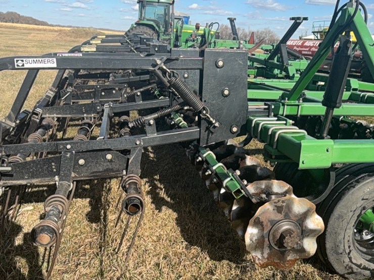 summers-40’-supercoulter-plus-vertical-tillage,-equipped-with-summer’s-heavy-duty-3-bar-harrows-and-rolling-baskets-image-43