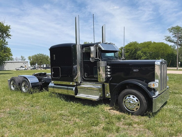 2019-peterbilt-389-image-1