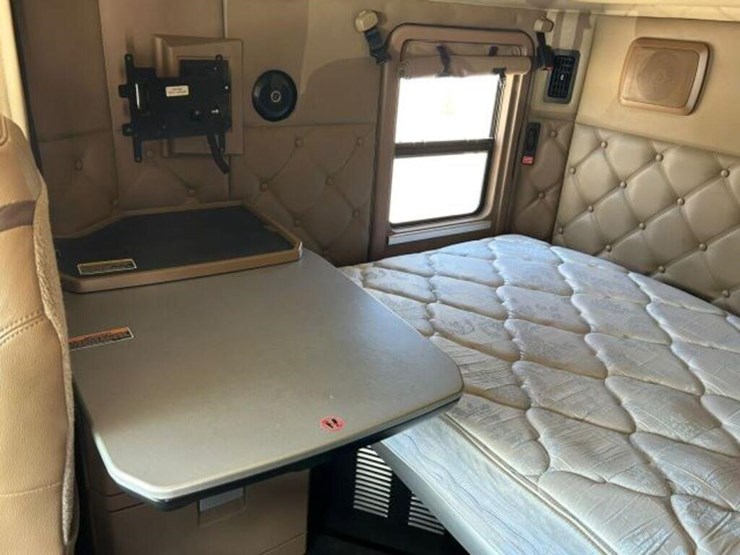 2020-kenworth-t680-image-32