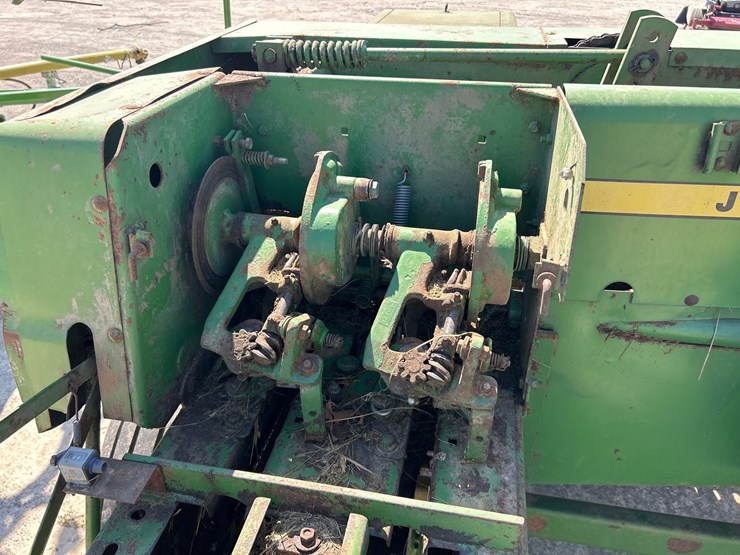 john-deere-336-image-7