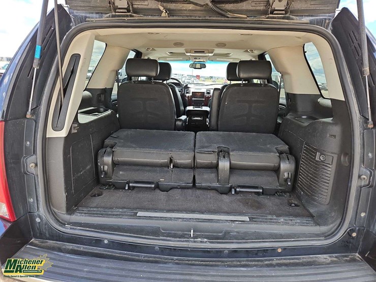 2010-cadillac-escalade-image-16