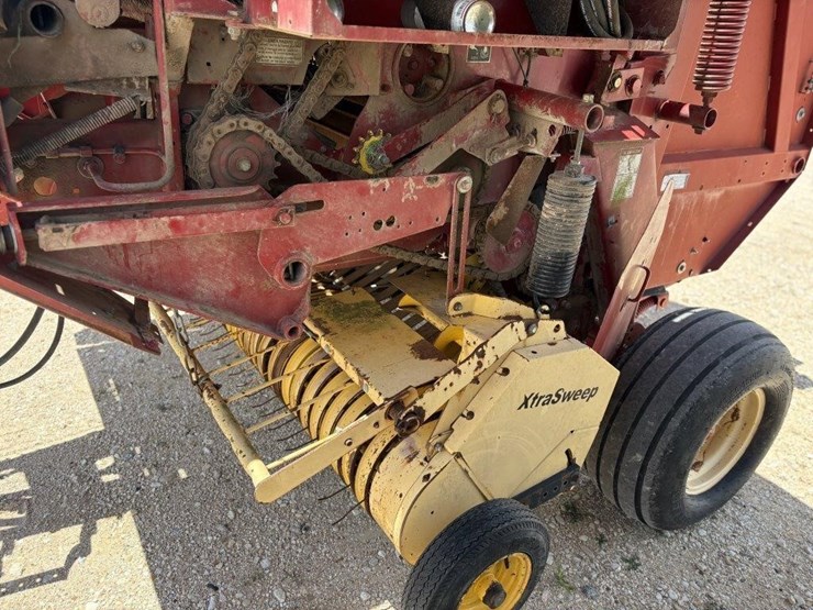 new-holland-br750-image-13