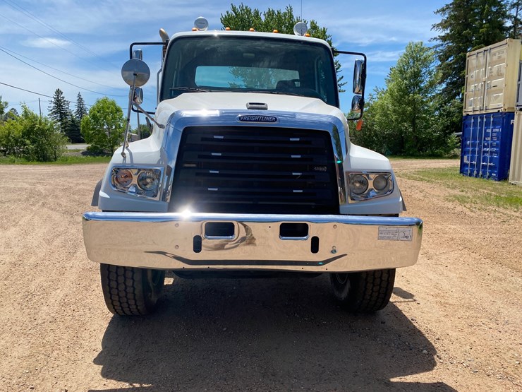 2013-freightliner-114sd-image-2