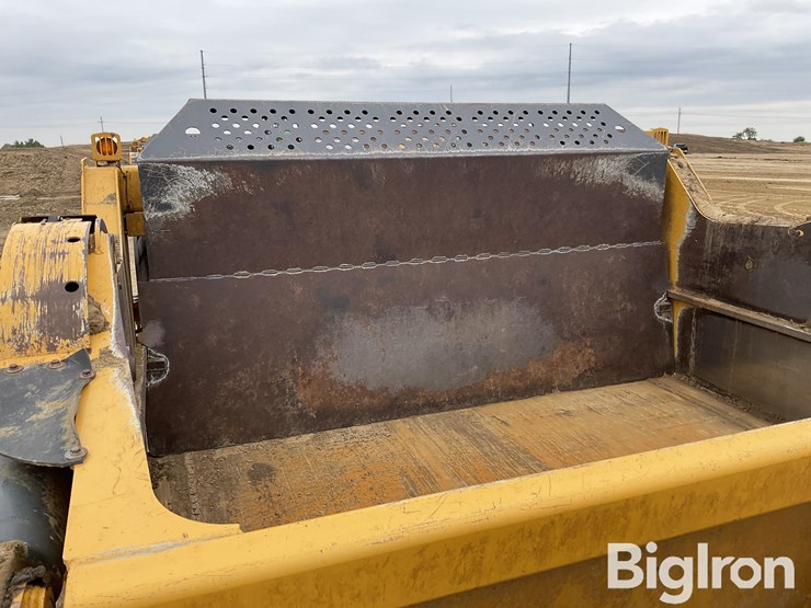 2020-deere-2412e-image-19
