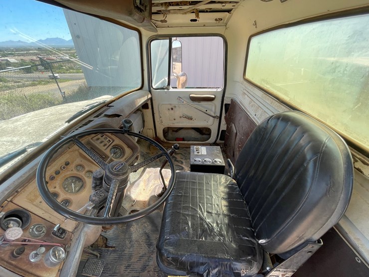 1983-ford-8000-image-25