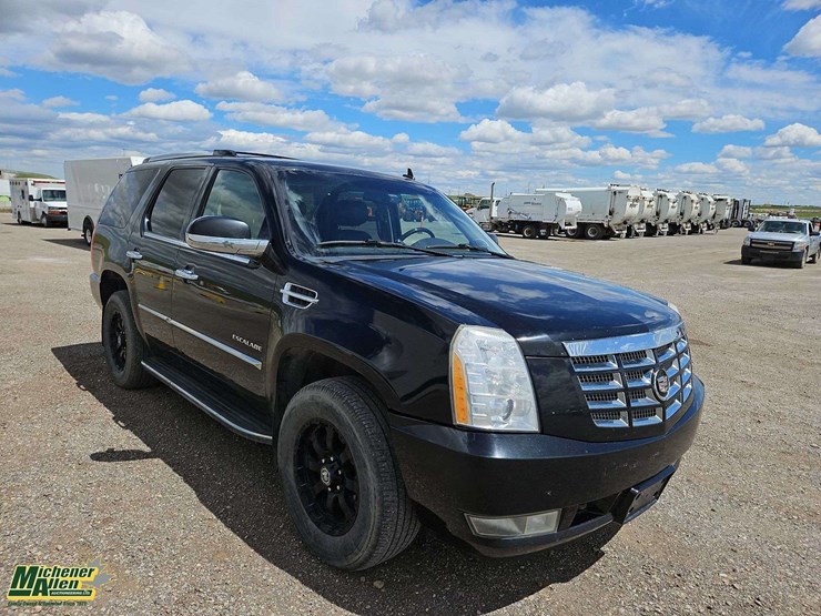 2010-cadillac-escalade-image-2