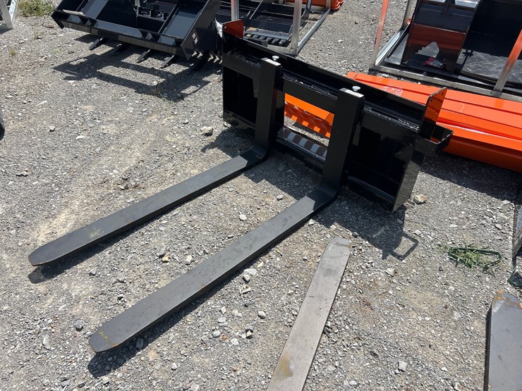 #81-•-skid-steer-pallet-forks-image-1