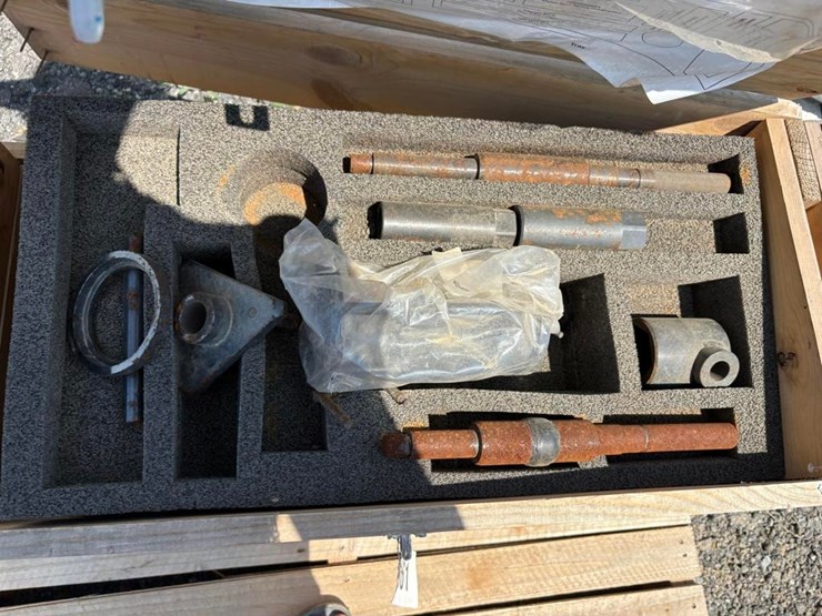 new-holland-2990010-tn-tractor-tool-kit-image-2