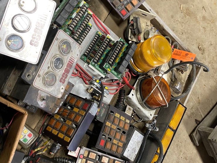 #7510-•-pallet-of-electrical-controls-panels-and-lights-(antigo,-wi)-image-13