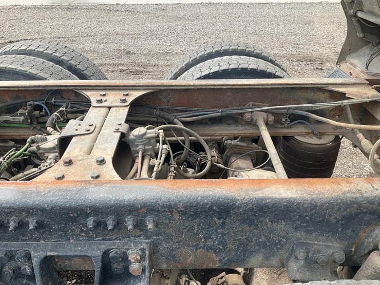 2010-freightliner-m2-106-image-57