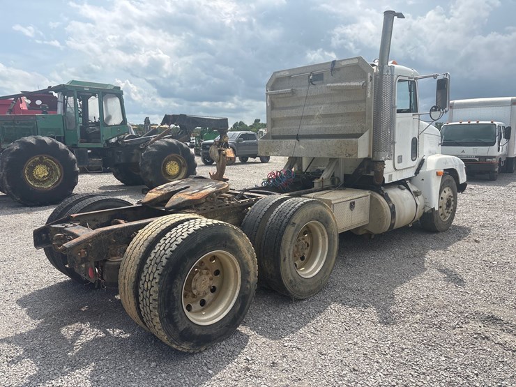 1998-freightliner-fld120-image-3